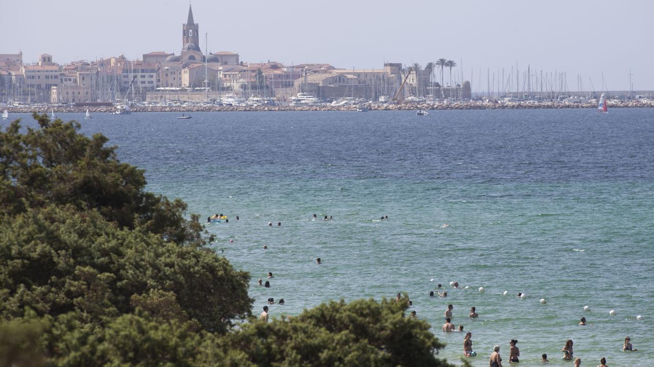 Alghero: fa autoerotismo davanti a due sorelle in spiaggia, poi le molesta alla fermata del bus – Denunciato