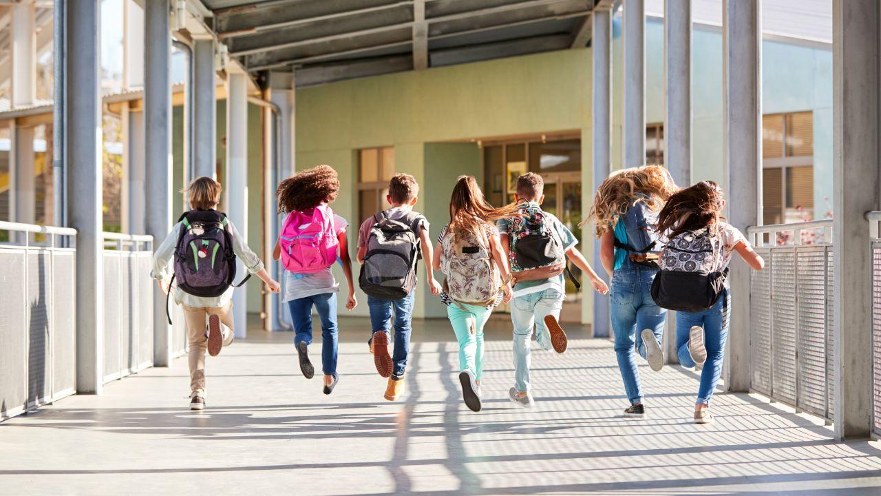 Scuole aperte in estate, il piano 2026: Valditara firma il decreto da 300 milioni di euro