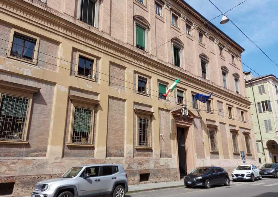 «Ha convinto il compagno malato a firmare assegni fino a 100mila euro»: donna 77enne a processo