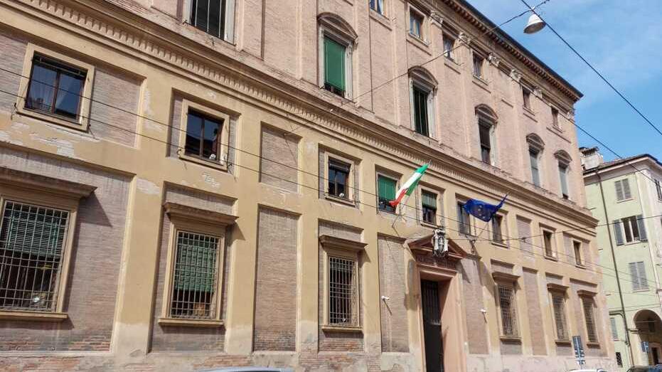 «Ha convinto il compagno malato a firmare assegni fino a 100mila euro»: donna 77enne a processo
