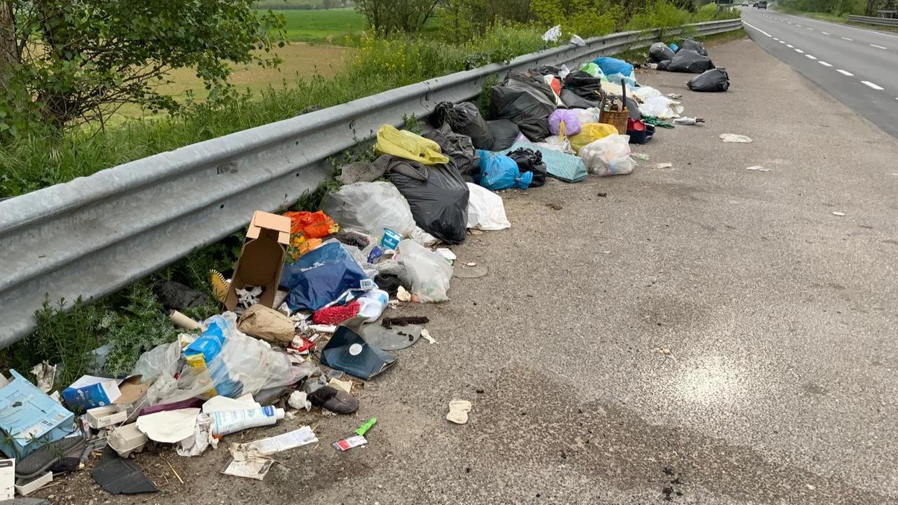 Rifiuti sulla Pedemontana, il presidente della Provincia: «Ora basta, installiamo le fototrappole»