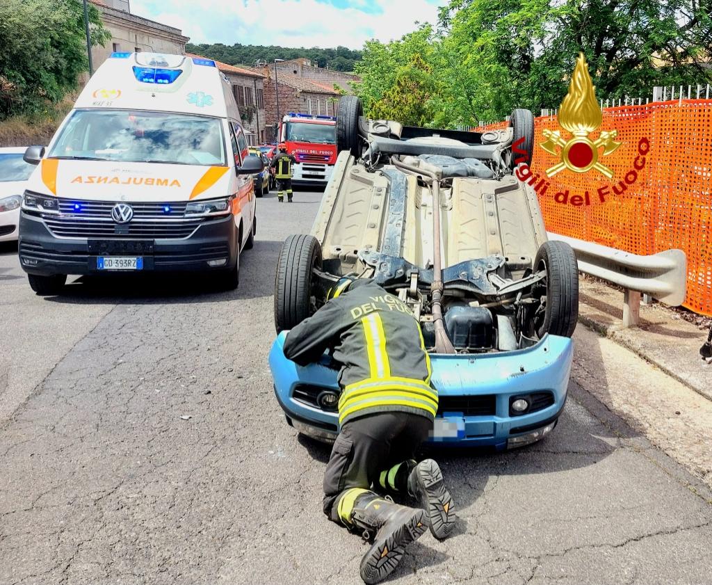 Scontro tra due auto, una si ribalta: marito e moglie trasportati in ospedale