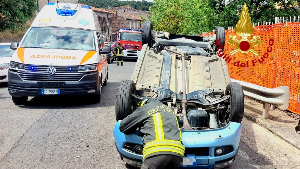 Scontro tra due auto, una si ribalta: marito e moglie trasportati in ospedale