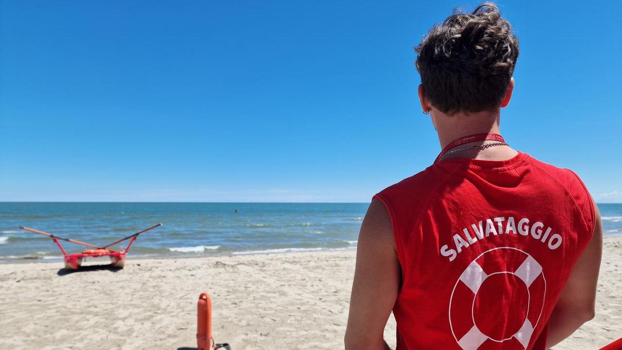 Versilia, da sabato 16 maggio bagnini obbligatori ma è caos sulle modalità – L’ordinanza della Capitaneria e le richieste dei balneari