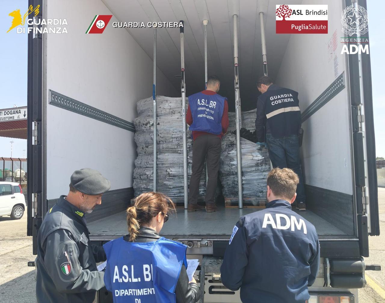 Bloccate al porto 20 tonnellate di cozze destinate a mercati e ristoranti: «Potenzialmente pericolose per la salute» – Ecco che cosa sappiamo