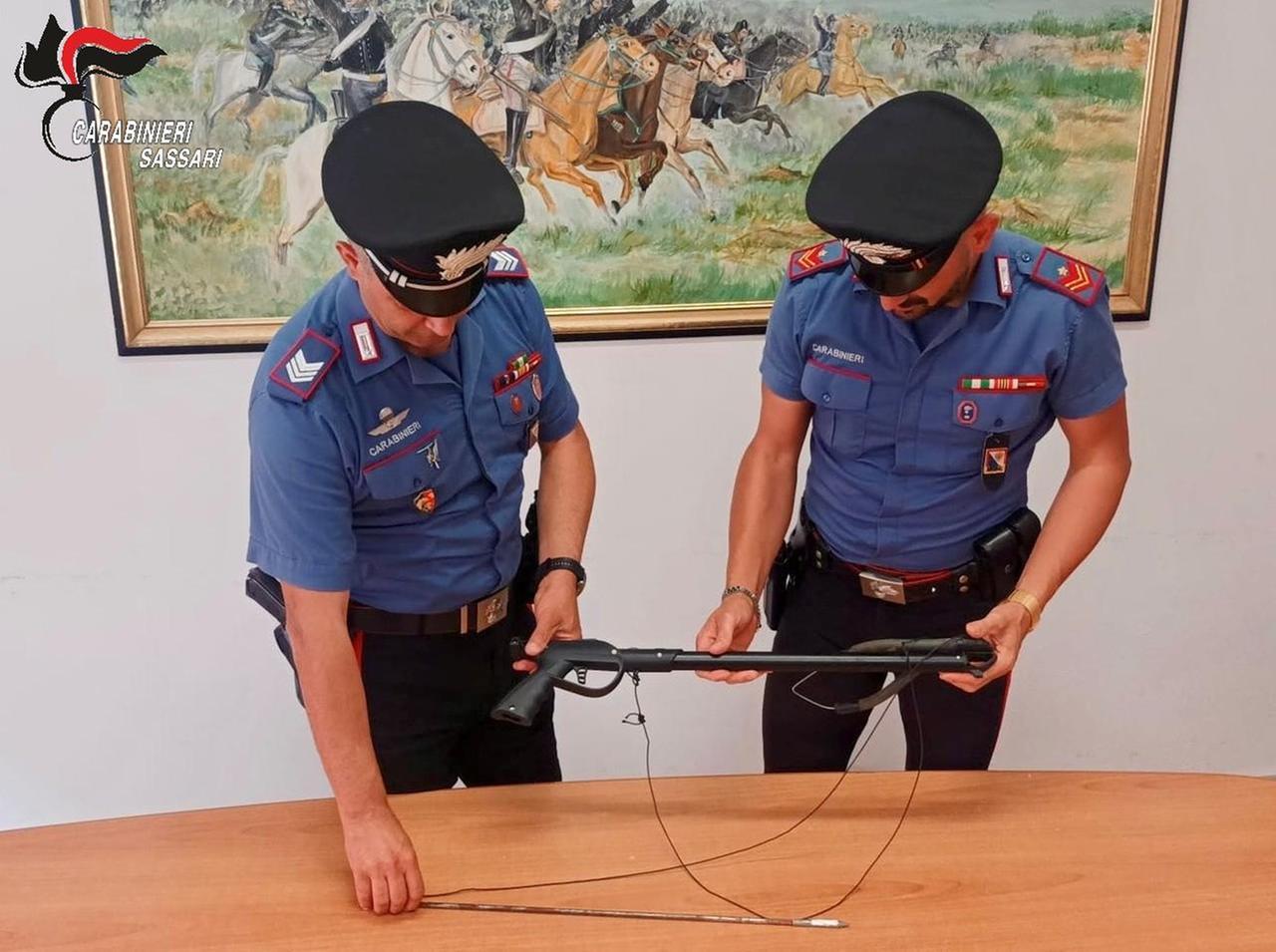 Olbia, sorvegliato speciale viola la misura del giudice e si aggira in centro con un fucile subacqueo: arrestato