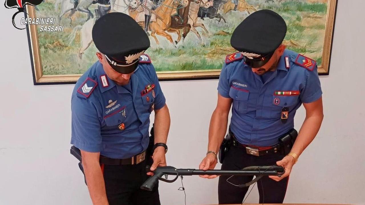 Olbia, sorvegliato speciale viola la misura del giudice e si aggira in centro armato di fucile subacqueo: arrestato