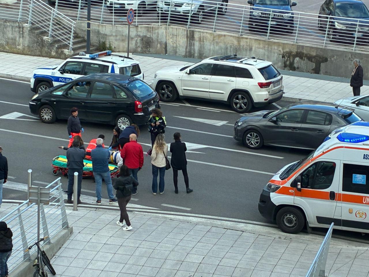 Paura in piazza Italia, ragazza investita mentre attraversa la strada