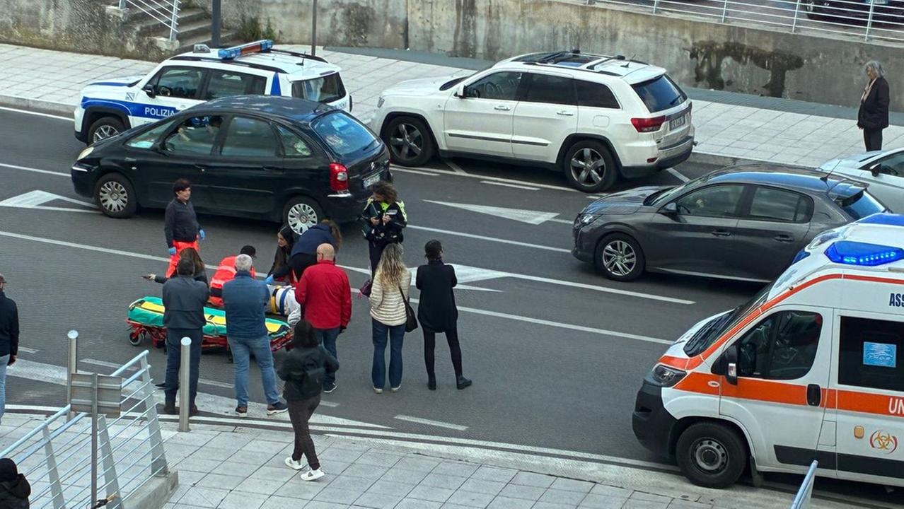 Paura in piazza Italia, ragazza investita mentre attraversa la strada