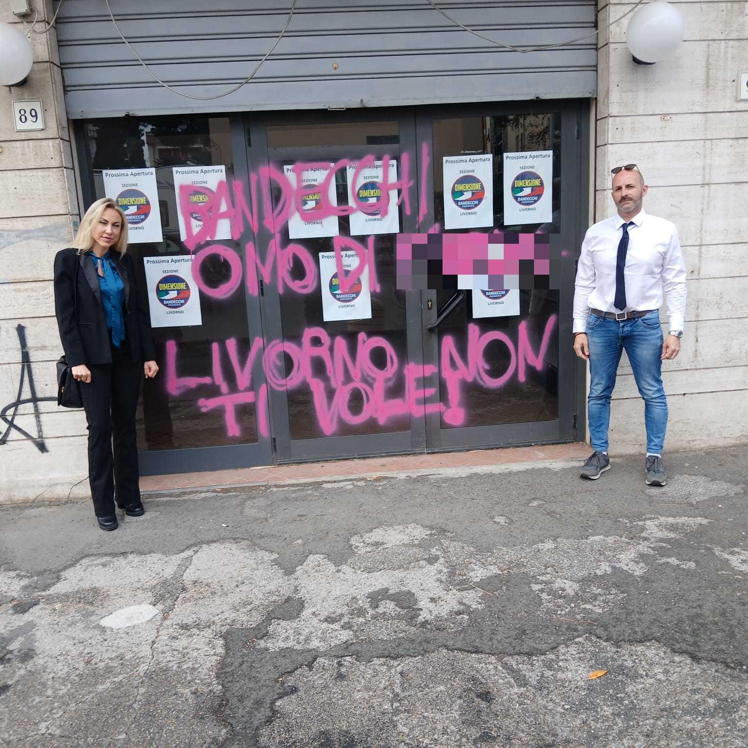 Costanza Vaccaro e Gianluca Di Liberti davanti alla scritta contro Stefano Bandecchi