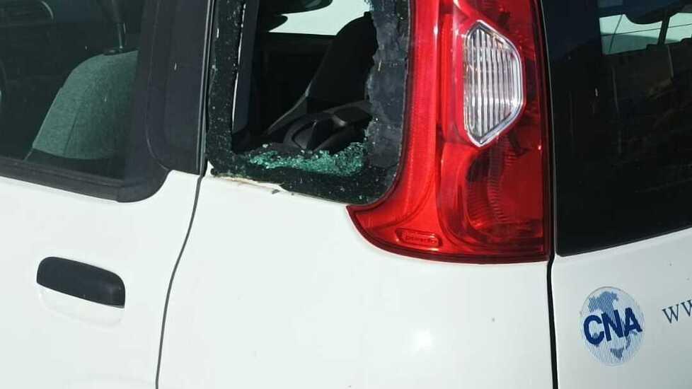 Una delle auto danneggiate della Cna