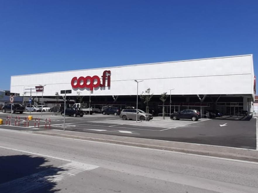 Furti fuori dai supermercati: attenzione all'ultima tecnica. Il racconto: «Prelevati 1500 euro in pochi minuti»