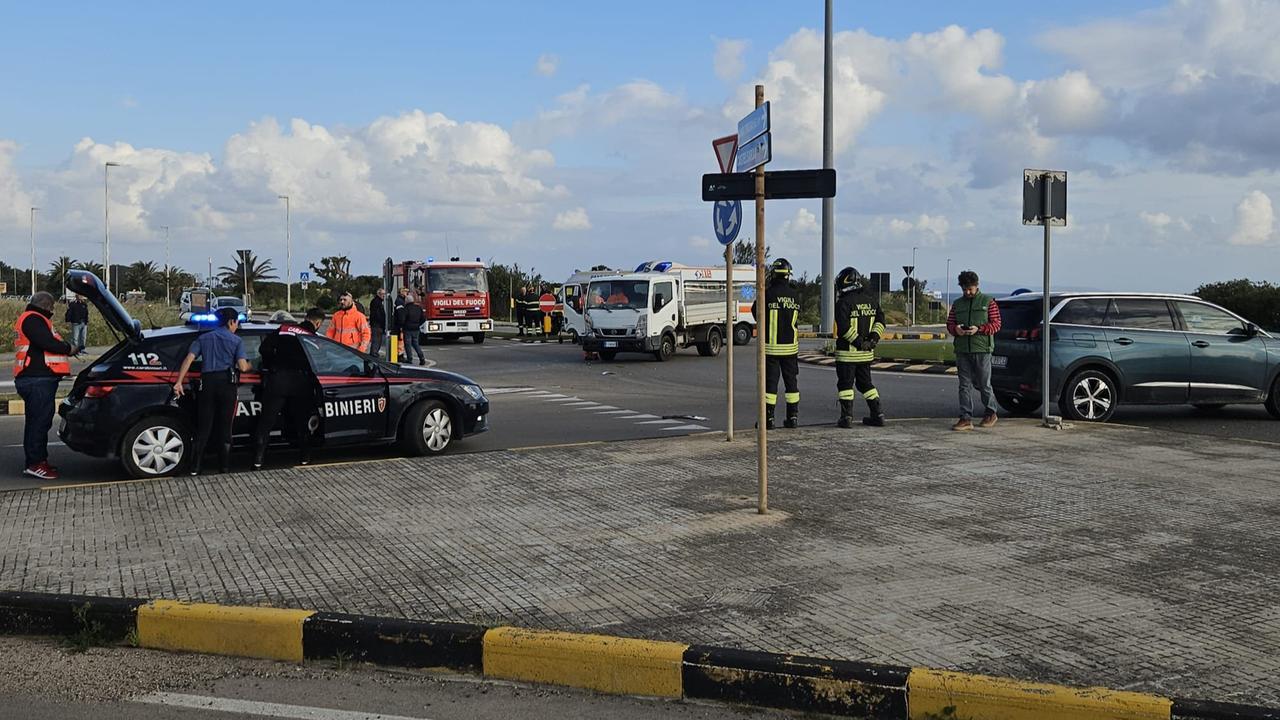 Porto Torres, violento scontro tra un’auto e un mezzo della Multiservizi: due feriti in ospedale