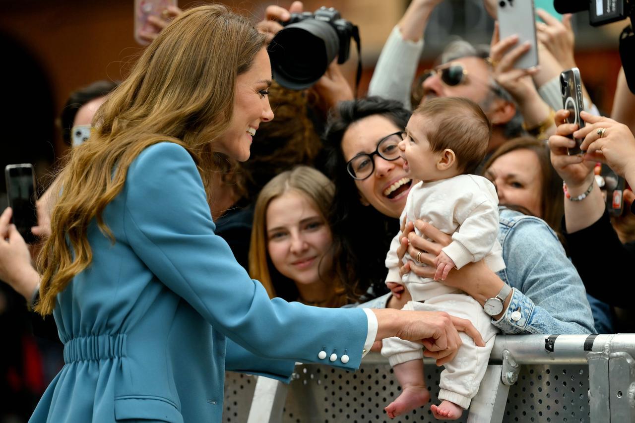 Kate Middletone e quei sorrisi con la piccola Elena, 3 mesi, in piazza