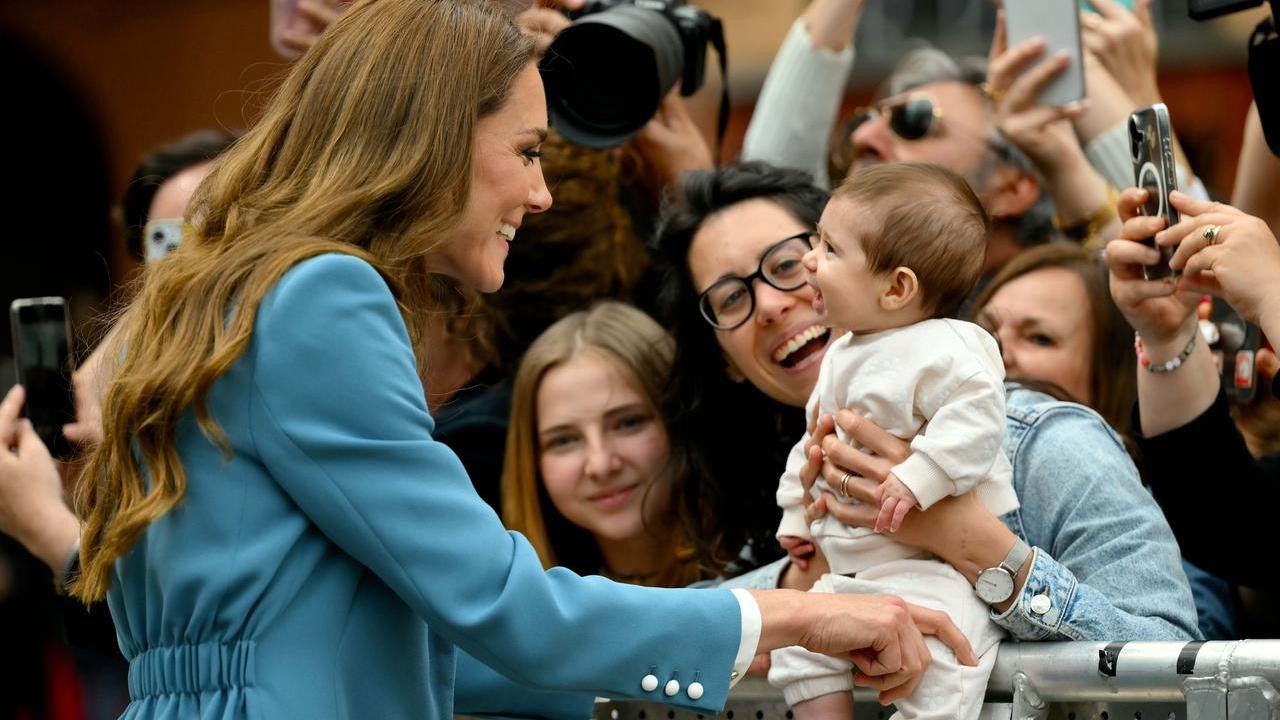 Kate Middletone e quei sorrisi con la piccola Elena, 3 mesi, in piazza