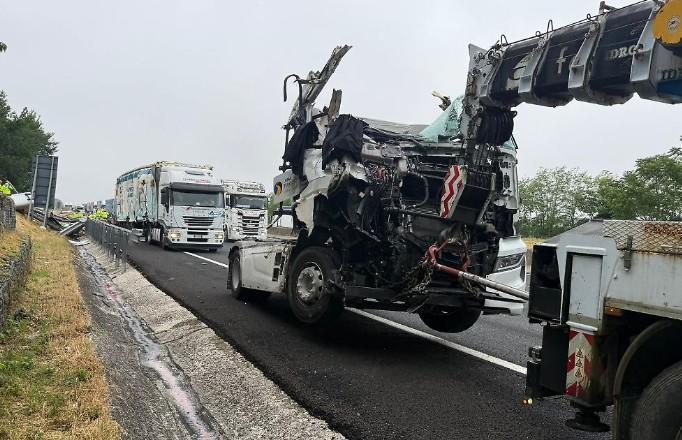 Tir con i monitor per la finale di Coppa Italia si ribalta: un morto e un ferito gravissimo