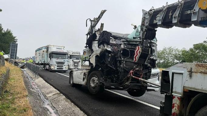 Tir con i monitor per la finale di Coppa Italia si ribalta: un morto e un ferito gravissimo