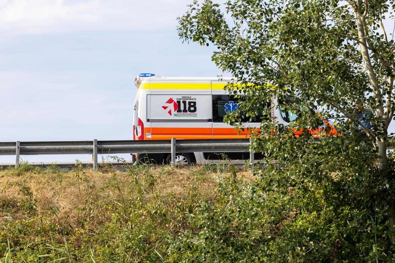 Auto si scontra con un camion tra Masi e Gualdo, Super verso Ferrara bloccata
