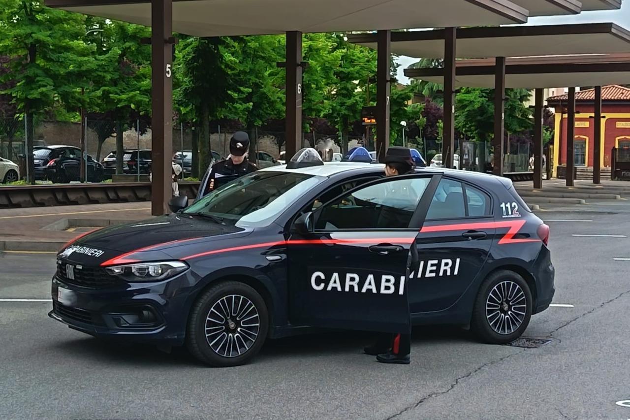 Cento, aggredito e rapinato in autostazione: arrestati due giovanissimi