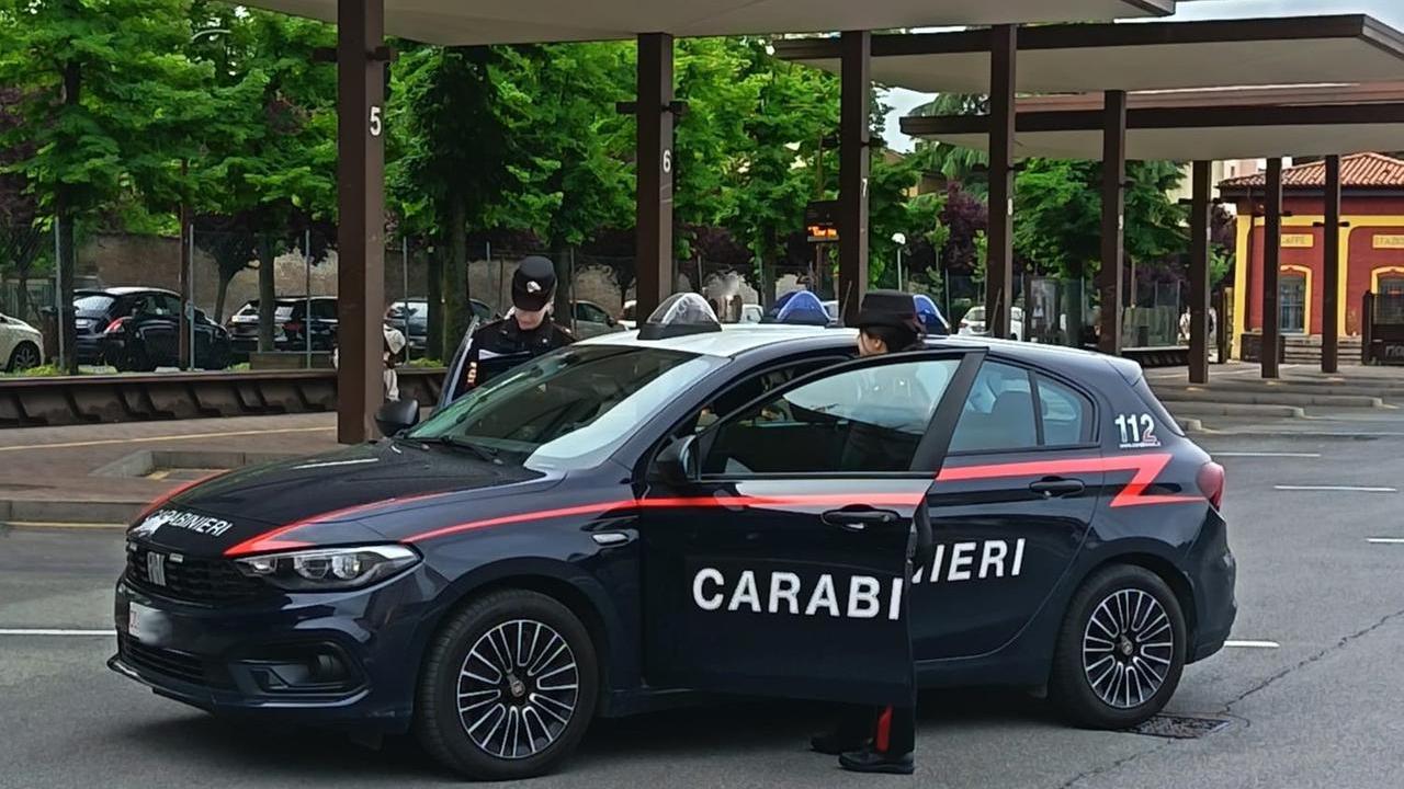 Cento, aggredito e rapinato in autostazione: arrestati due giovanissimi
