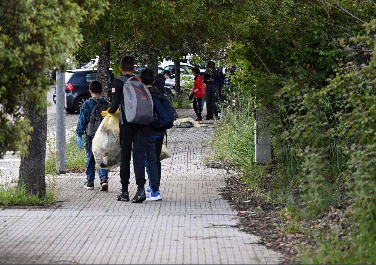 Ottanta studenti di via Malta in campo per ripulire la città