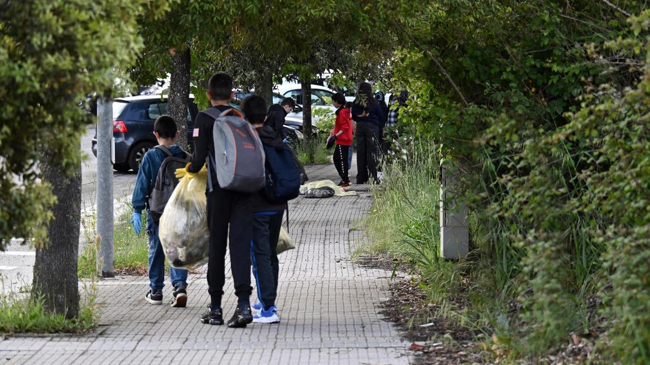 Ottanta studenti di via Malta in campo per ripulire la città