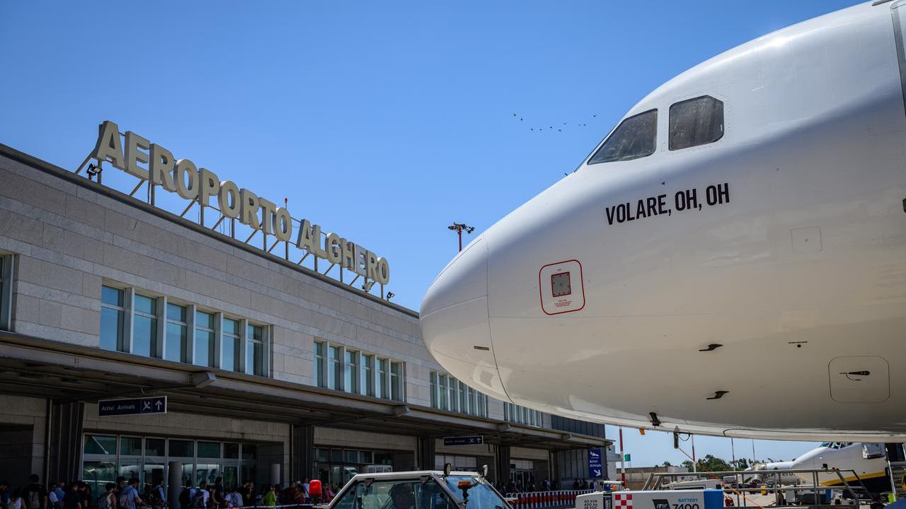 Passaporto falso per imbarcarsi su un volo Ryanair: arrestato ad Alghero
