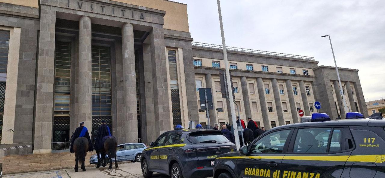 Finte aste giudiziarie e caparre sparite, perquisizioni della Guardia di finanza: coinvolti anche tre dipendenti comunali