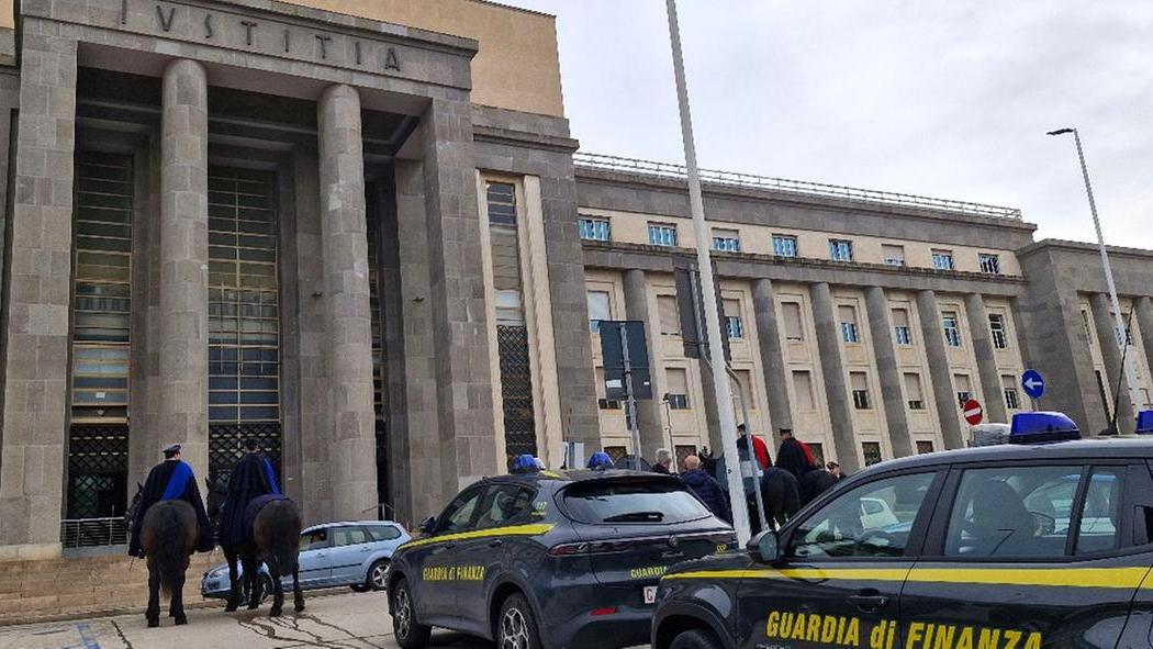 Finte aste giudiziarie e caparre sparite, perquisizioni della Guardia di finanza: coinvolti anche tre dipendenti comunali