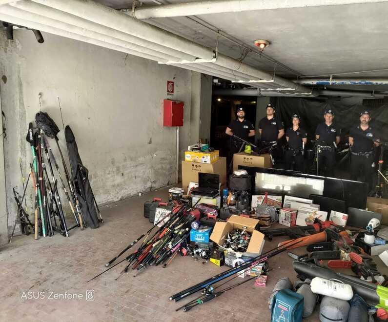 
	La merce rubata trovata dagli agenti di polizia locale nel garage

