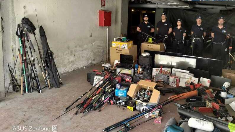 La merce rubata trovata dagli agenti di polizia locale nel garage
