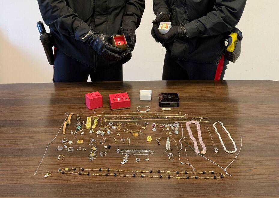 Si spaccia per carabiniere per rapinare un’anziana: le strappa anche la fede del marito defunto