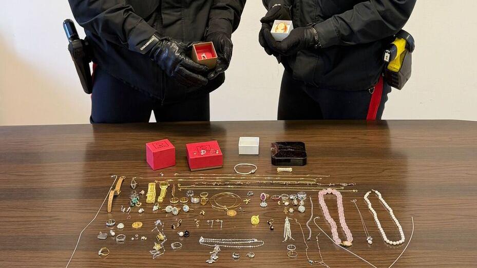I gioielli rubati all'anziana e recuperati dai carabinieri