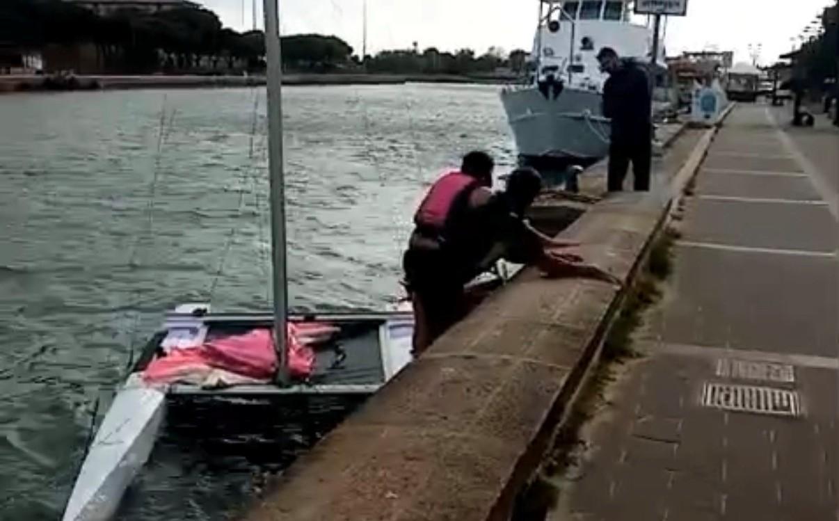 Salpano in mare da Lido Spina ma il catamarano si ribalta: soccorsi dai titolari dello Schiuma