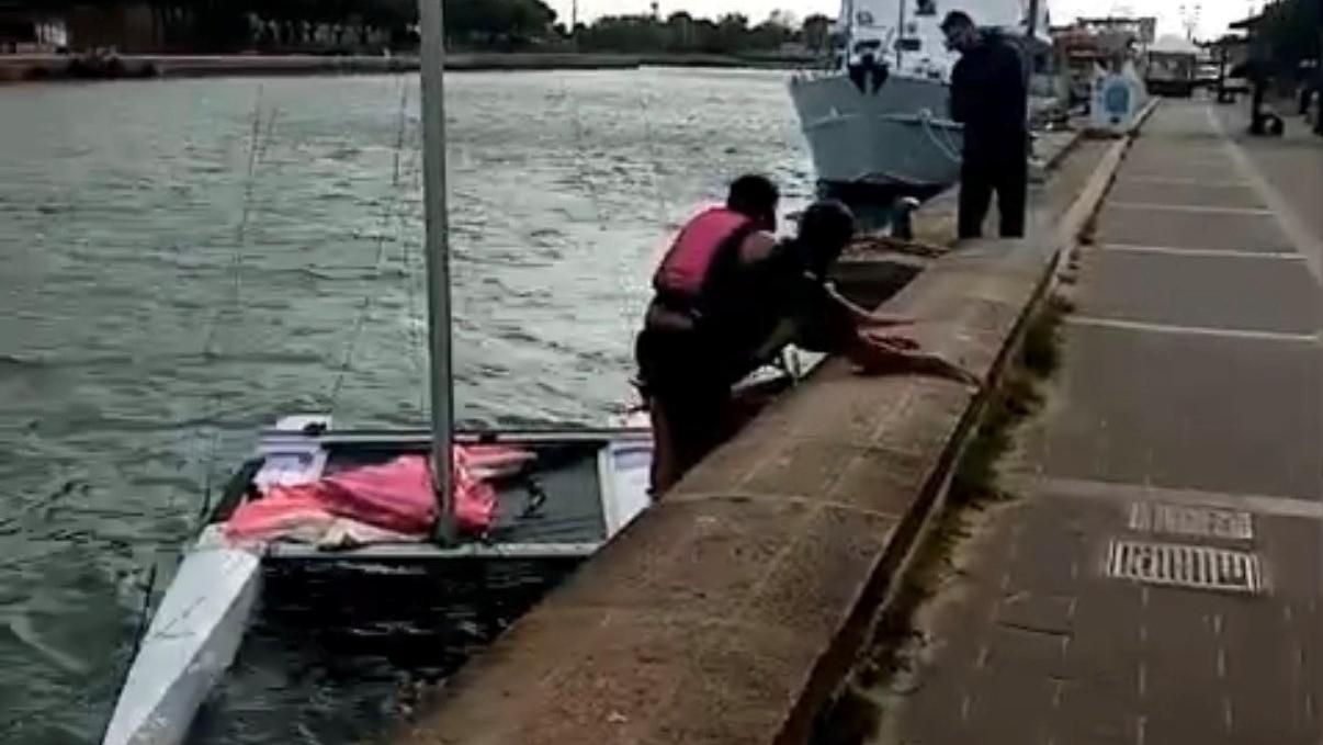 Salpano in mare da Lido Spina ma il catamarano si ribalta: soccorsi dai titolari dello Schiuma