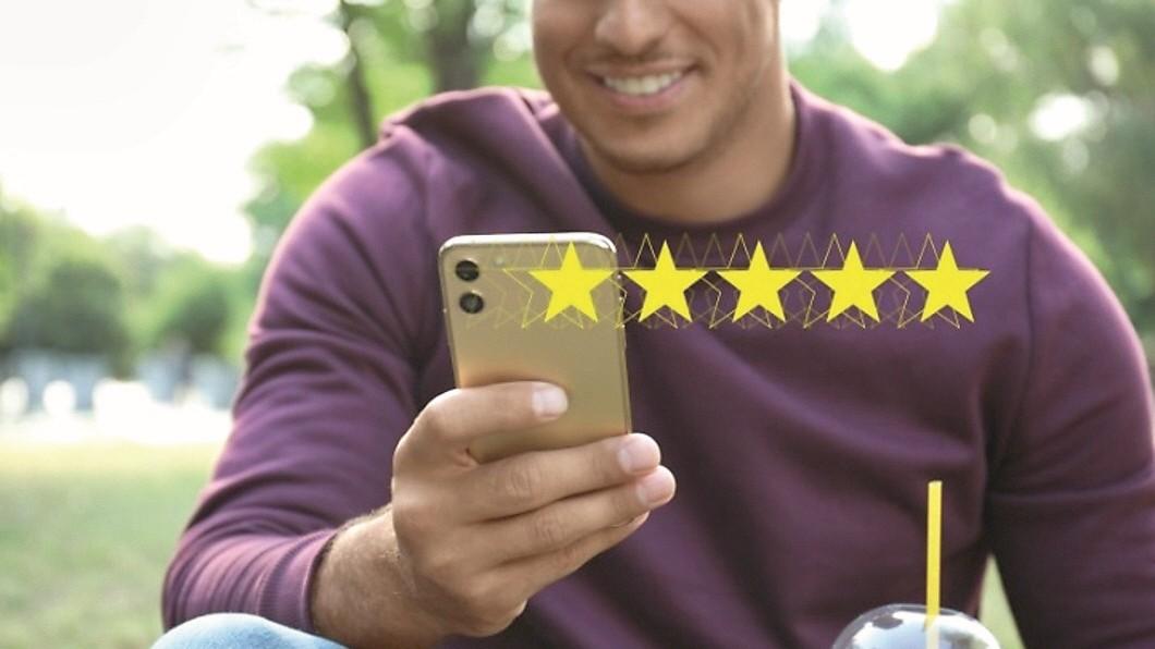 Recensioni online, stretta sui fake: stop ai commenti pilotati e agli incentivi nascosti – Le novità