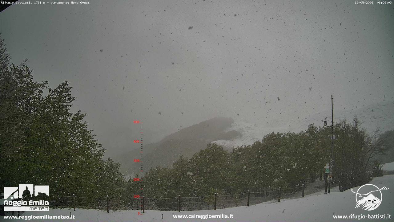 Neve di maggio in Appennino: imbiancati il Rifugio Battisti e il passo Pradarena