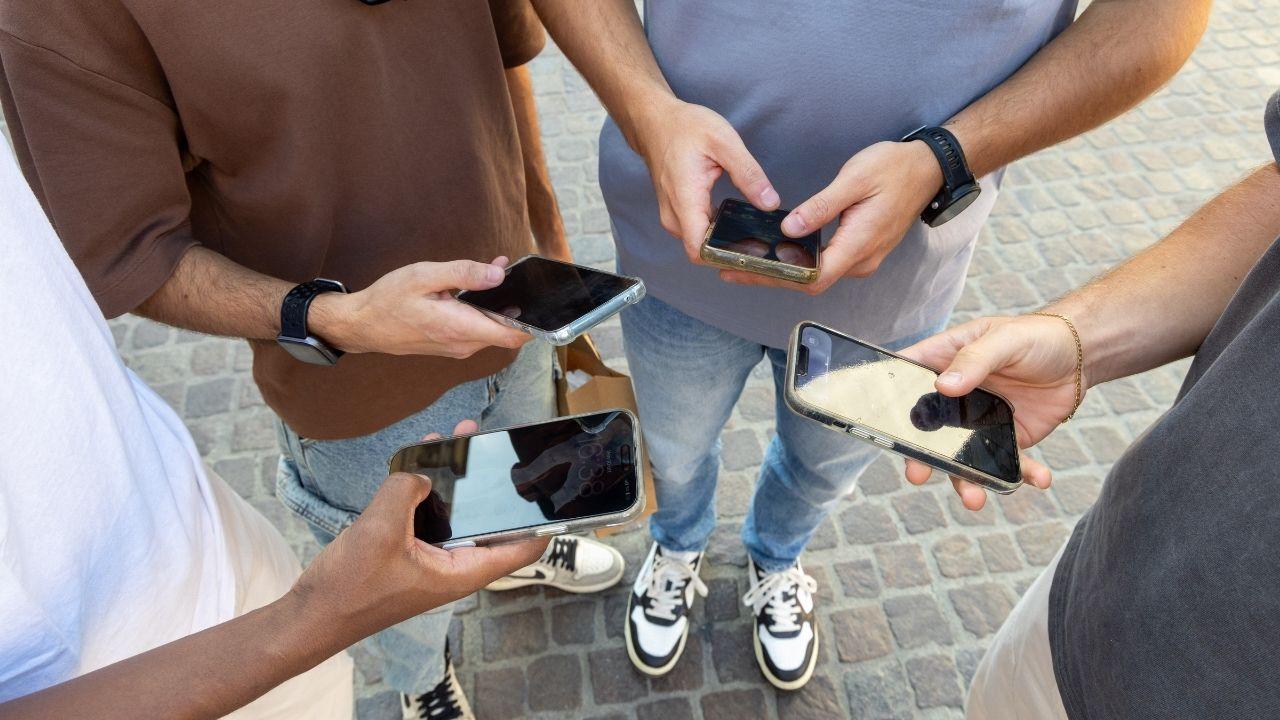 
	Un gruppo di adolescenti con in mano telefoni cellulari (foto archivio)

