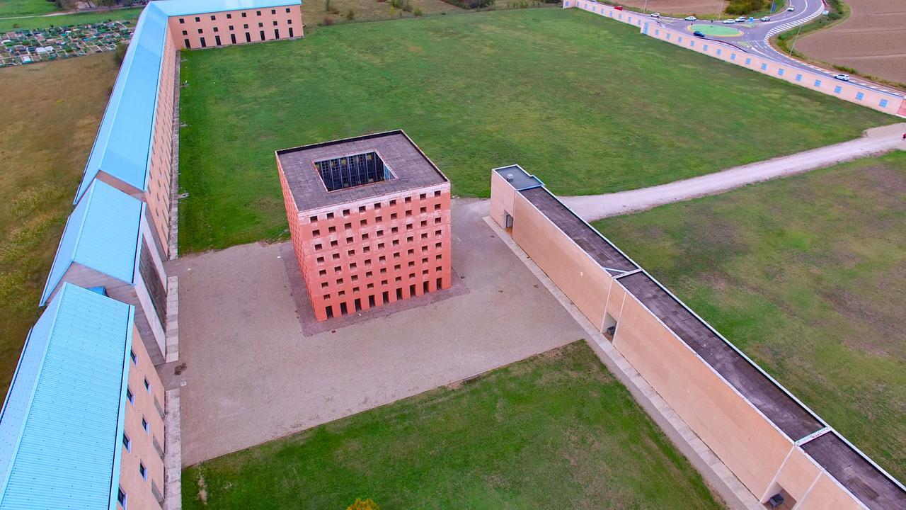 
	Il "Cubo" di San Cataldo si sta scolorendo

