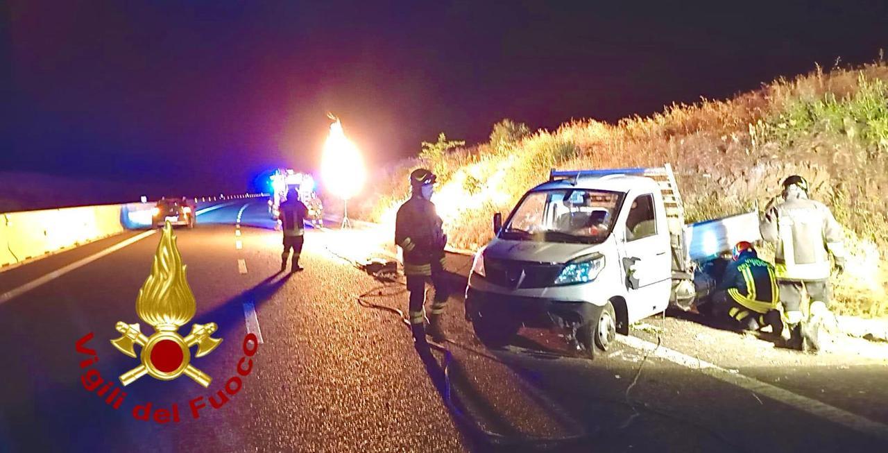 Scontro sulla Sassari-Olbia, rischio fuga di gas: in campo il nucleo Nbcr dei vigili del fuoco