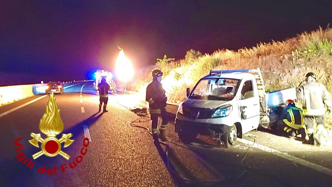 Scontro sulla Sassari-Olbia, rischio fuga di gas: in campo il nucleo Nbcr dei vigili del fuoco