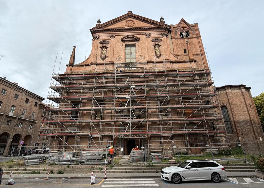 Ponteggi intorno alla chiesa di San Domenico. A Ferrara iniziano i lavori