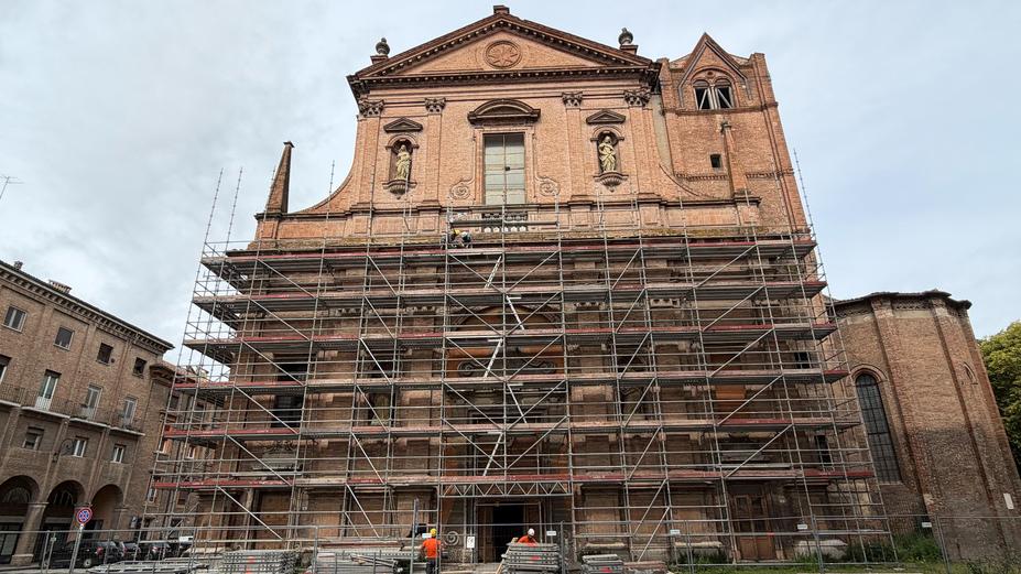 Ponteggi intorno alla chiesa di San Domenico. A Ferrara iniziano i lavori