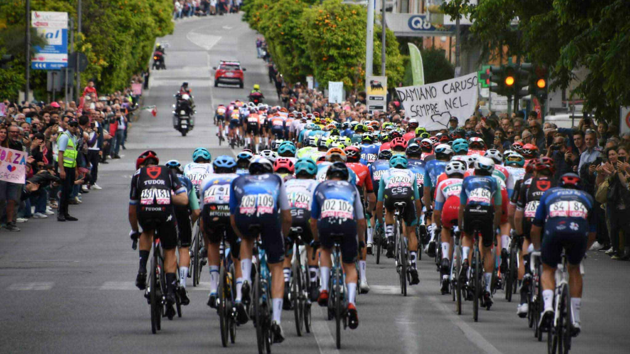 
	La carovana del Giro nel 2024 a Massa

