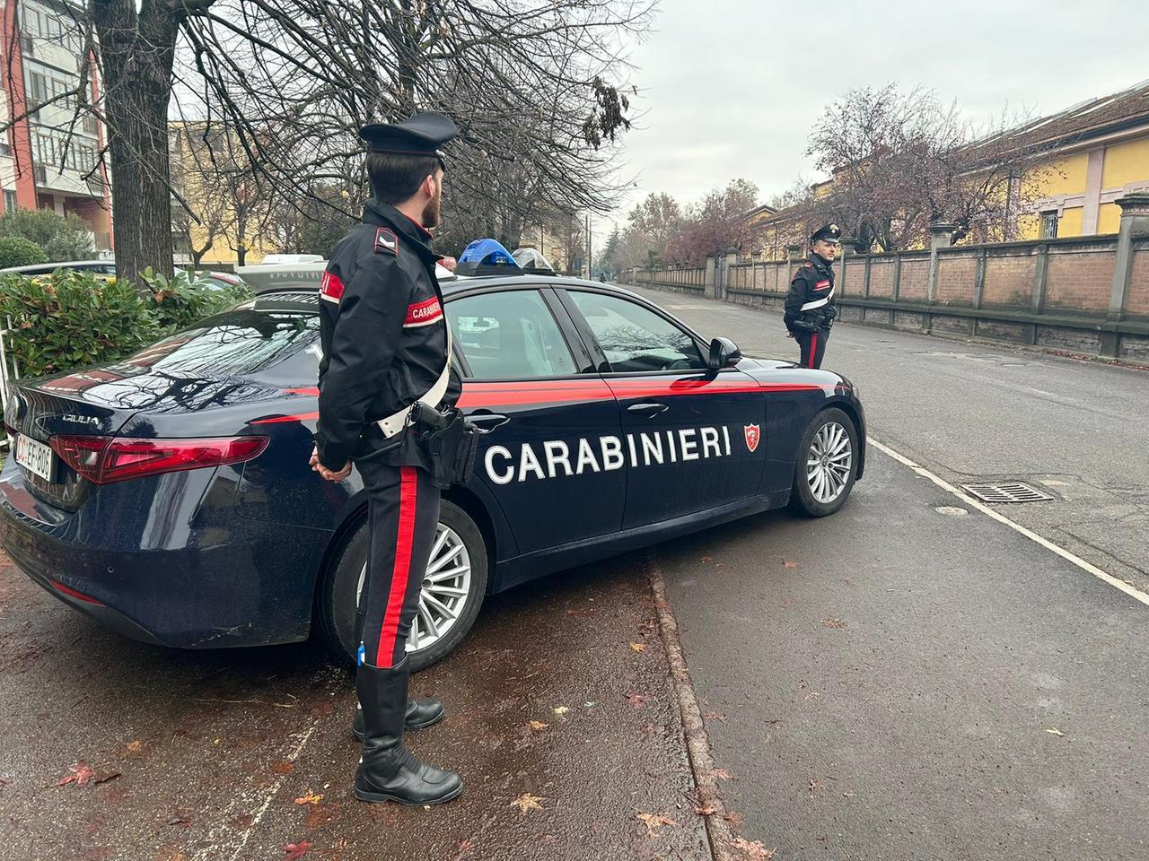 Aggredito alle spalle da un bandito che gli strappa la catenina dal collo