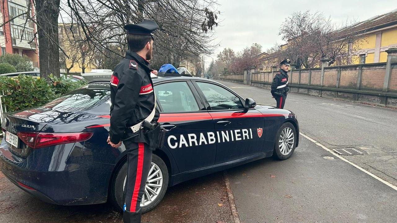 Aggredito alle spalle da un bandito che gli strappa la catenina dal collo