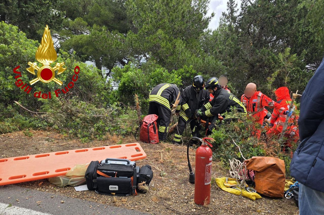 Alghero, auto esce fuori strada: il conducente salvato in mezzo agli alberi