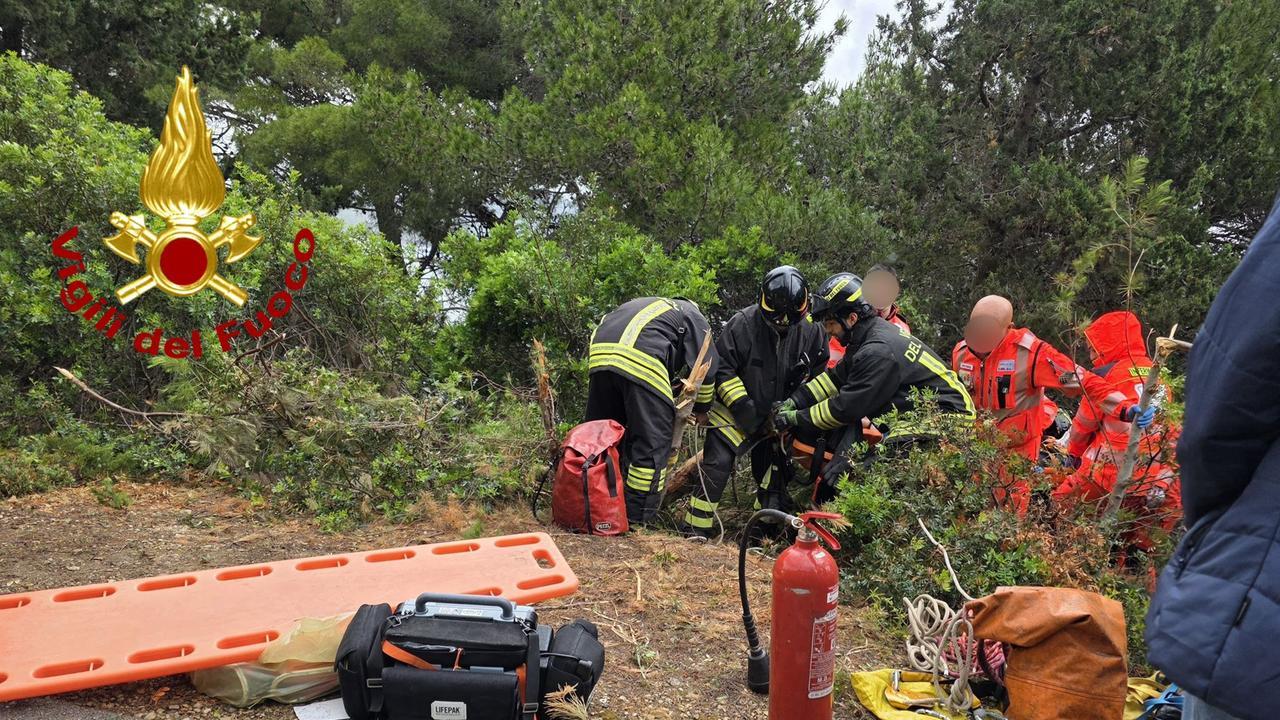 Alghero, auto esce fuori strada: il conducente salvato in mezzo agli alberi