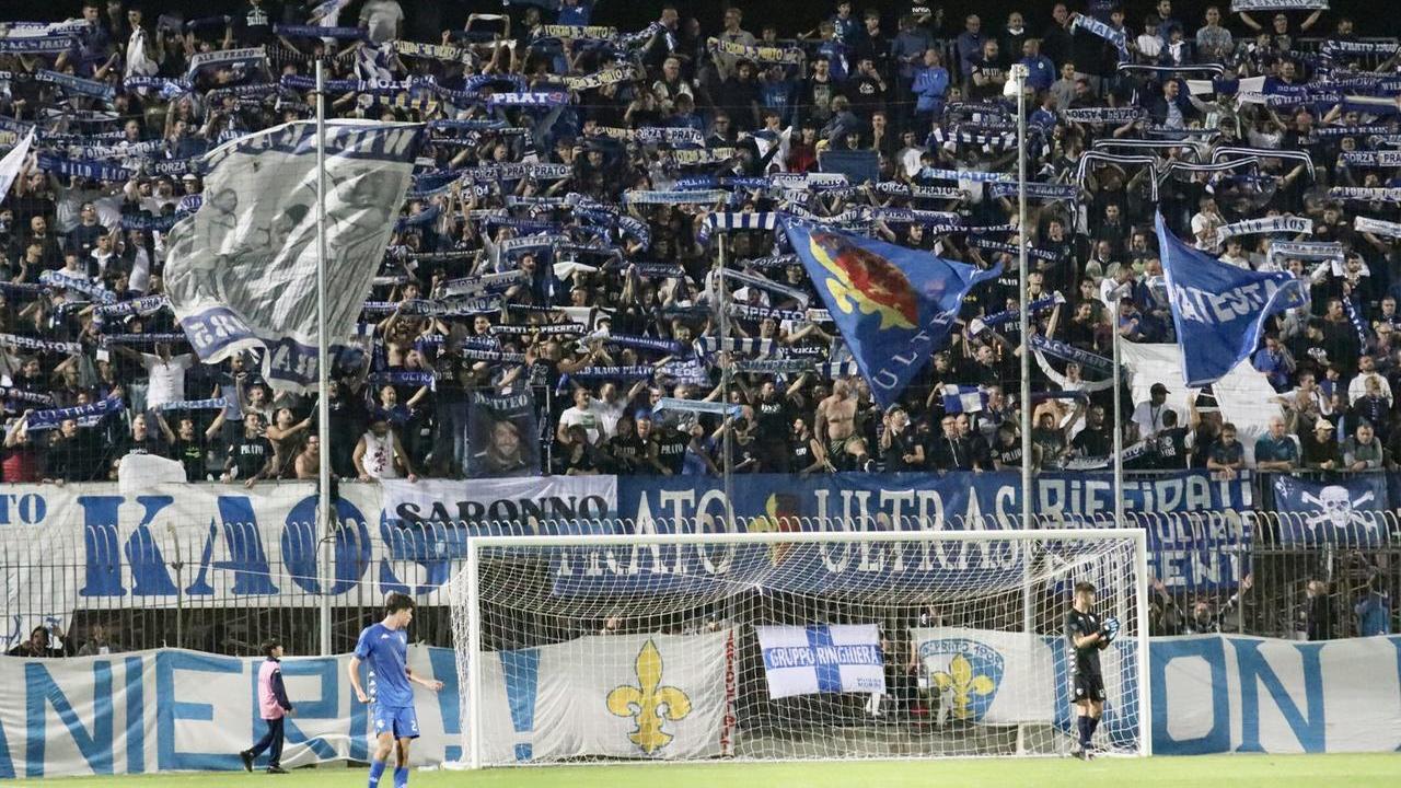 I tifosi del Prato si picchiano tra di loro e scattano tre Daspo