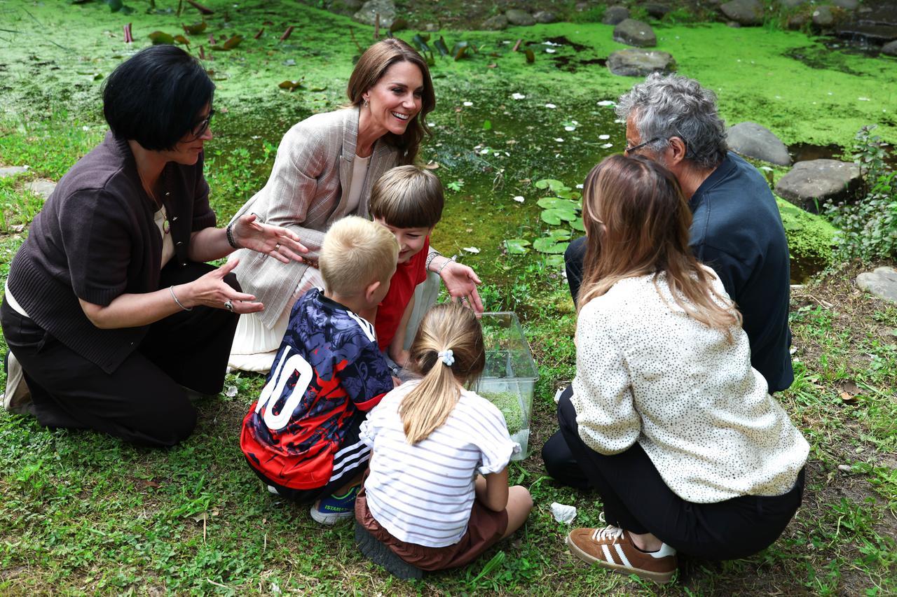 «Avrei voluto una scuola così». Kate Middleton conquistata dall’Allende: la mattinata tra assemblea, tritoni e giochi nel parco